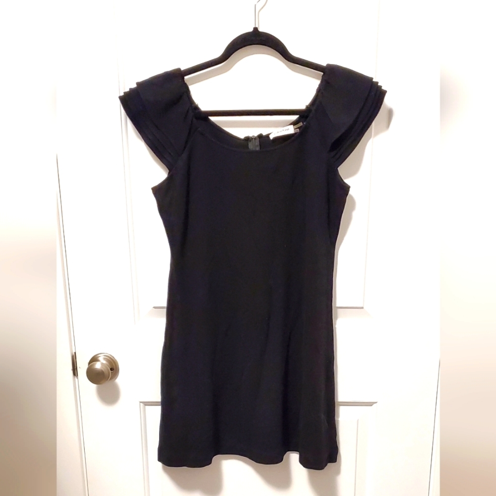 2/$60 ⚫️ 🐈‍⬛️ classy CK LBD with ruffle derail on cap sleeve - sz 10